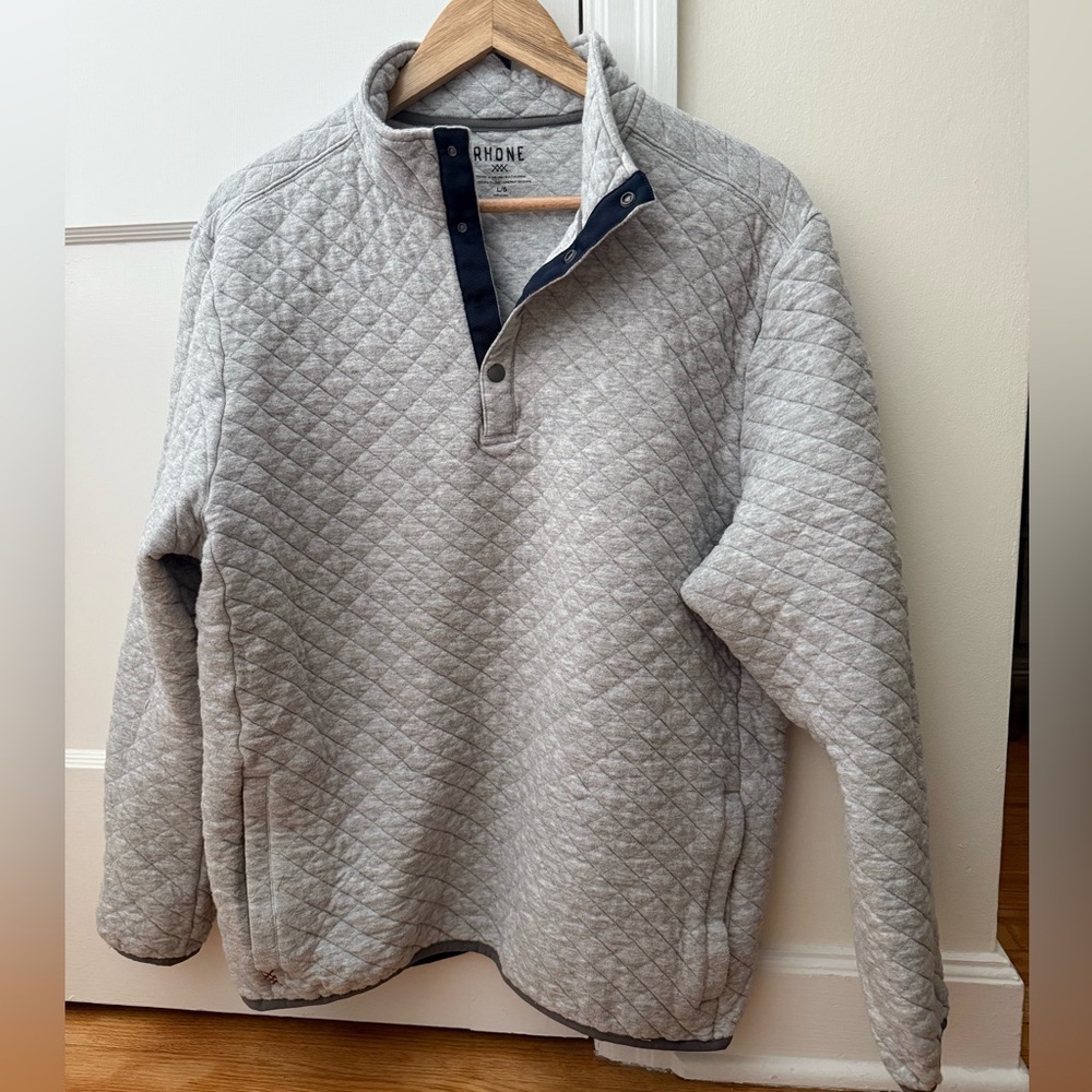 Rhone Gramercy Pullover - Gray Quilted with Navy Trim